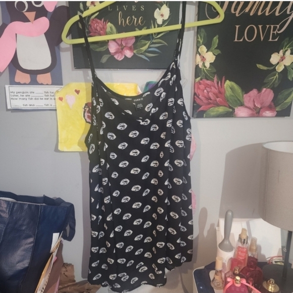 Torrid 3X Plus Size Lip Print Black&White Georgette Sheer Edgy Tank Top Blouse - Picture 3 of 5